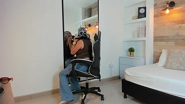 Snapshot of alma_fenix chatting on October 8, 2025, 12:39 pm alma fenix online show from October 8, 2025, 12:39 pm