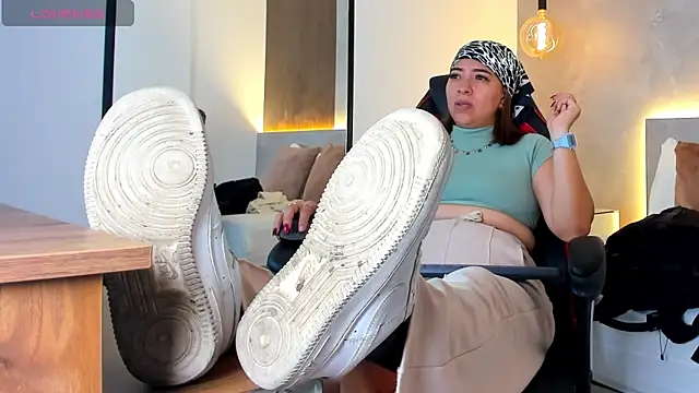 Snapshot of alma_fenix chatting on October 25, 2025, 12:28 pm alma fenix online show from October 25, 2025, 12:28 pm