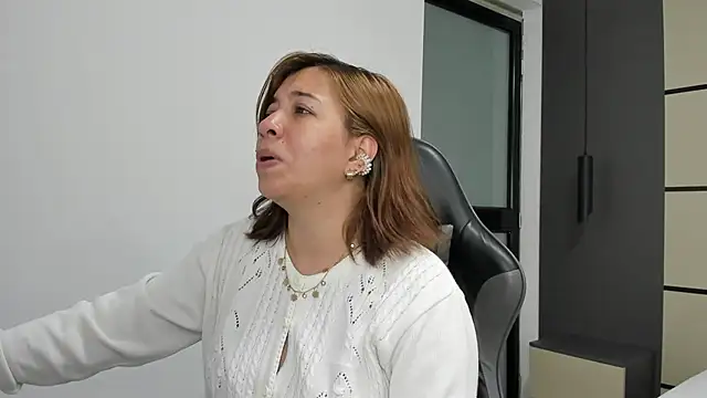 Snapshot of alma_fenix chatting on October 1, 2025, 12:31 pm alma fenix online show from October 1, 2025, 12:31 pm