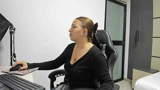 Snapshot of alma_fenix chatting on September 25, 2025, 12:22 pm alma fenix online show from September 25, 2025, 12:22 pm