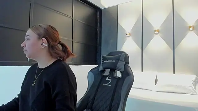 Snapshot of alma_fenix chatting on September 10, 2025, 12:26 pm alma fenix online show from September 10, 2025, 12:26 pm