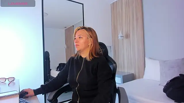 Snapshot of alma_fenix chatting on December 5, 2025, 12:37 pm alma fenix online show from December 5, 2025, 12:37 pm