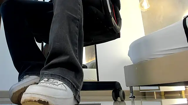 Snapshot of alma_fenix chatting on November 5, 2025, 12:30 pm alma fenix online show from November 5, 2025, 12:30 pm