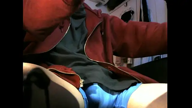 Snapshot of Ray175oo chatting on December 17, 2025, 6:02 pm Ray175oo online show from December 17, 2025, 6:02 pm