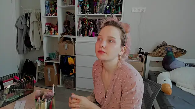 School Love online show from February 18, 2026, 7:06 am