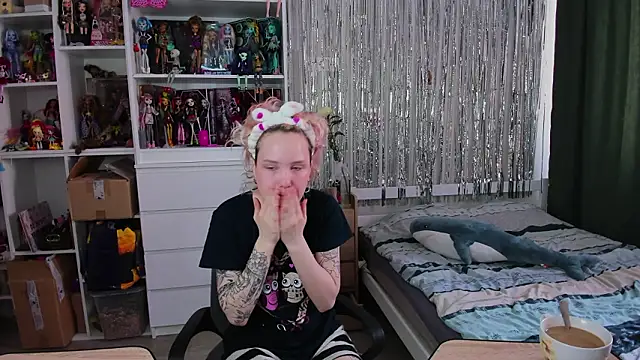 Snapshot of School_Love chatting on March 29, 2026, 7:10 am School Love online show from March 29, 2026, 7:10 am