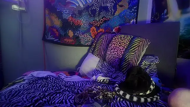 Snapshot of HippieBWC4U chatting on December 18, 2025, 4:06 am HippieBWC4U online show from December 18, 2025, 4:06 am