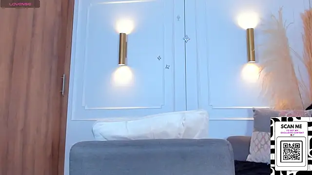 Chrishell  online show from February 3, 2025, 3:31 am