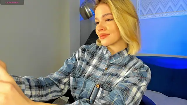Snapshot of Anna_Robinson chatting on March 5, 2025, 8:21 am Anna Robinson online show from March 5, 2025, 8:21 am