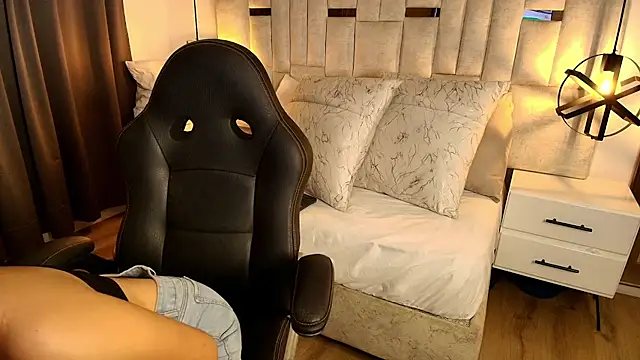 Emelie Ch1 online show from October 28, 2025, 11:36 pm