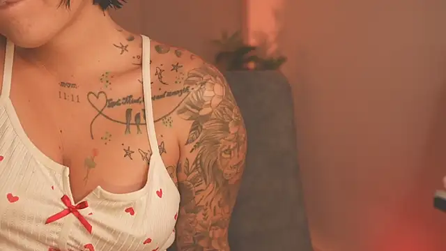 Snapshot of LorenRosse chatting on November 23, 2025, 11:48 pm LorenRosse online show from November 23, 2025, 11:48 pm