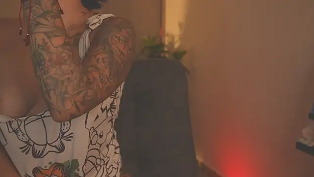 Snapshot of LorenRosse chatting on November 25, 2025, 12:22 am LorenRosse online show from November 25, 2025, 12:22 am