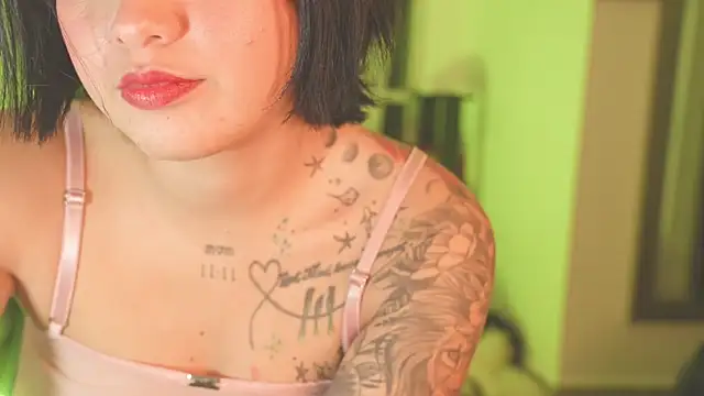 Snapshot of LorenRosse chatting on December 1, 2025, 11:27 pm LorenRosse online show from December 1, 2025, 11:27 pm