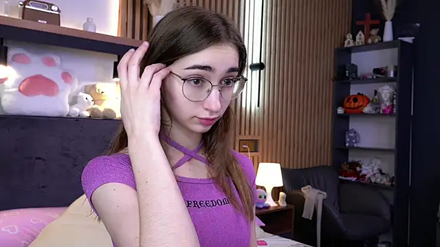 PollyBeev online show from November 14, 2025, 7:23 am