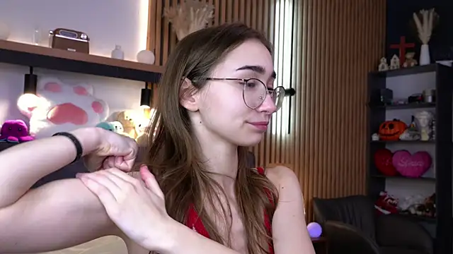 PollyBeev online show from November 17, 2025, 9:57 am