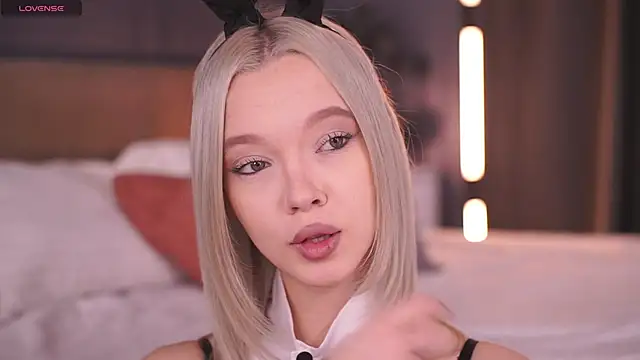 Snapshot of _AlinaBailey chatting on December 4, 2025, 7:40 am AlinaBailey online show from December 4, 2025, 7:40 am