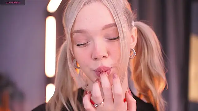 Snapshot of _AlinaBailey chatting on December 2, 2025, 7:43 am AlinaBailey online show from December 2, 2025, 7:43 am