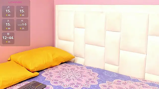 ZaritaLenon online show from October 4, 2025, 8:43 pm