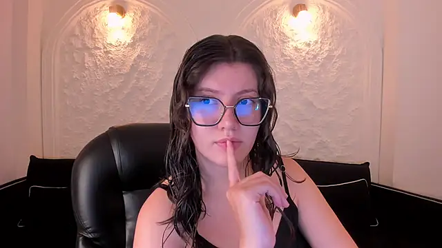 Snapshot of AmberFarrell chatting on April 17, 2026, 8:11 pm AmberFarrell online show from April 17, 2026, 8:11 pm