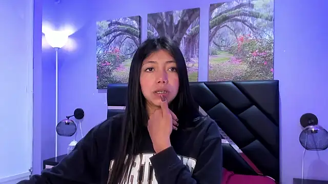 KimberlyVillaLobos online show from December 1, 2025, 11:33 am