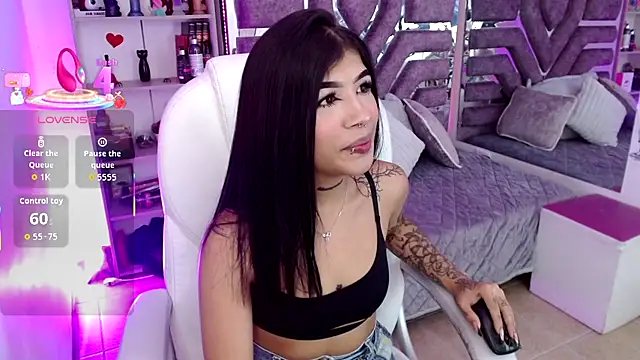 Snapshot of AliceWalker_11 chatting on November 9, 2025, 8:24 pm AliceWalker 11 online show from November 9, 2025, 8:24 pm