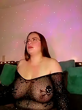 soofy   online show from November 18, 2025, 3:32 am