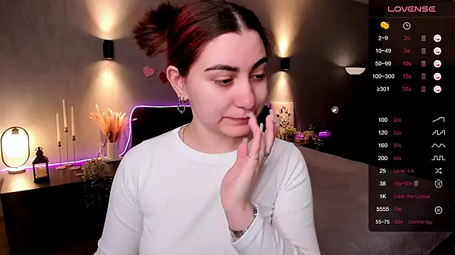 hannacheekss  online show from April 6, 2026, 1:56 am