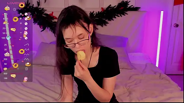 Snapshot of Emily_Strikeee chatting on December 4, 2025, 10:25 am Emily Strikeee online show from December 4, 2025, 10:25 am