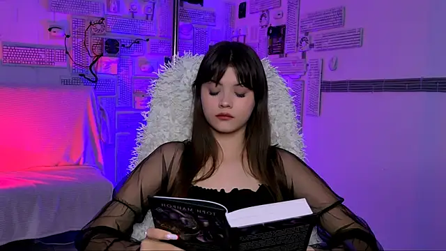 EvaThopson online show from April 6, 2026, 10:16 am