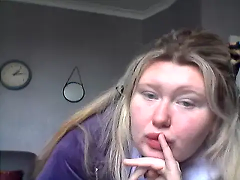 Snapshot of lilah-xo chatting on February 11, 2025, 12:15 pm lilah-xo online show from February 11, 2025, 12:15 pm