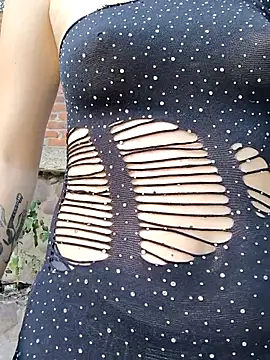 sweet outdoor charm online show from October 12, 2025, 6:53 pm