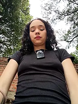 Snapshot of sweet_outdoor_charm chatting on April 1, 2026, 7:33 pm sweet outdoor charm online show from April 1, 2026, 7:33 pm