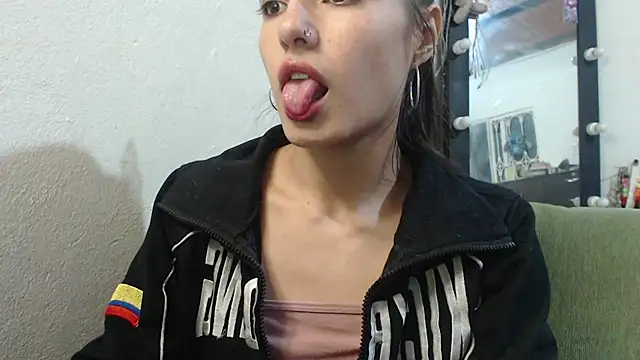 Snapshot of skinny_sweet2411 chatting on May 20, 2026, 1:24 am skinny sweet2411 online show from May 20, 2026, 1:24 am