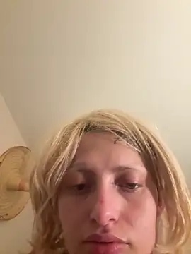 Snapshot of roxannex0x0 chatting on February 5, 2026, 2:40 am roxannex0x0 online show from February 5, 2026, 2:40 am