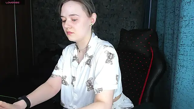 Your small bunny online show from November 10, 2025, 2:05 am