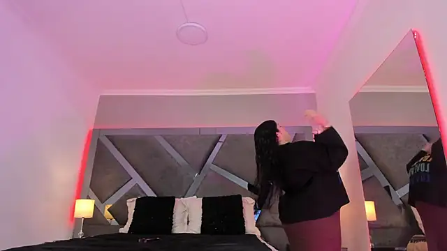 AmberiniHoffman online show from March 13, 2025, 11:51 am