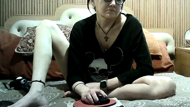 Snapshot of AlanaLaDream chatting on April 3, 2026, 1:28 pm AlanaLaDream online show from April 3, 2026, 1:28 pm