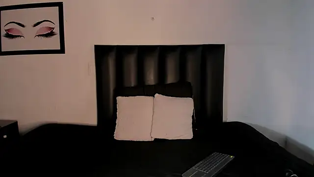 Snapshot of Khenta_Michells chatting on November 25, 2025, 10:37 am Khenta Michells online show from November 25, 2025, 10:37 am