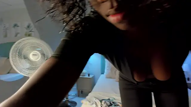 Snapshot of Khenta_Michells chatting on March 18, 2025, 11:00 am Khenta Michells online show from March 18, 2025, 11:00 am