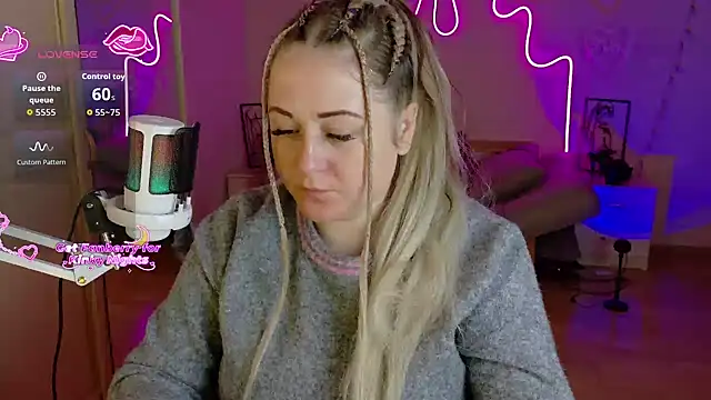 Snapshot of LizzyShine chatting on December 21, 2025, 4:52 pm LizzyShine online show from December 21, 2025, 4:52 pm