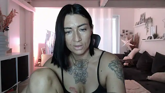 Snapshot of IntiMia chatting on December 15, 2025, 8:09 am IntiMia online show from December 15, 2025, 8:09 am