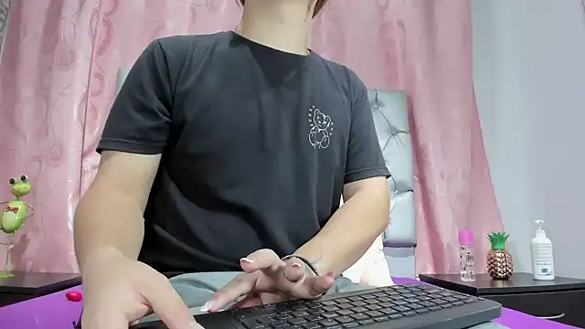 Snapshot of veneno_hot chatting on October 21, 2025, 12:48 pm veneno hot online show from October 21, 2025, 12:48 pm