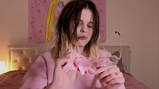 Snapshot of HanaMitsuri chatting on December 13, 2025, 11:44 pm HanaMitsuri online show from December 13, 2025, 11:44 pm