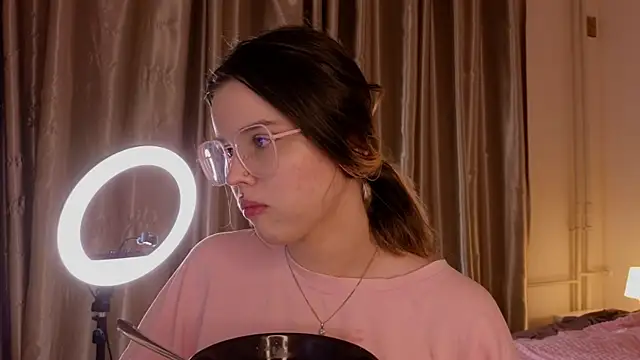 Snapshot of HanaMitsuri chatting on November 10, 2025, 12:04 am HanaMitsuri online show from November 10, 2025, 12:04 am