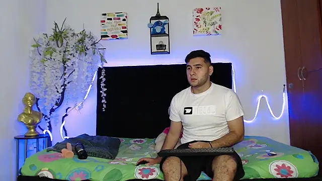 Snapshot of Valerio_22 chatting on January 18, 2025, 1:19 am Valerio 22 online show from January 18, 2025, 1:19 am