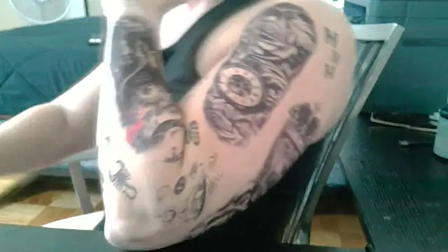 Snapshot of Aaron_Rose25 chatting on December 14, 2025, 3:57 am Aaron Rose25 online show from December 14, 2025, 3:57 am