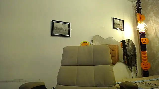 LAURA SMIITH online show from October 24, 2025, 6:51 pm