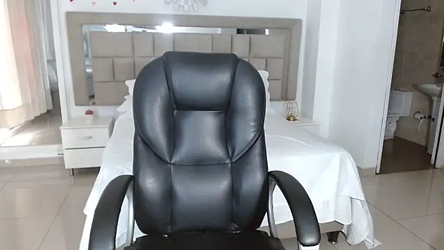 zoecruzz online show from September 19, 2025, 3:05 pm