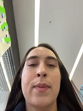 Holly Play online show from December 5, 2025, 12:04 pm