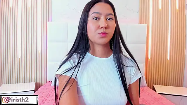 Snapshot of Iris_Thompson_ chatting on October 17, 2025, 3:43 am Iris Thompson online show from October 17, 2025, 3:43 am